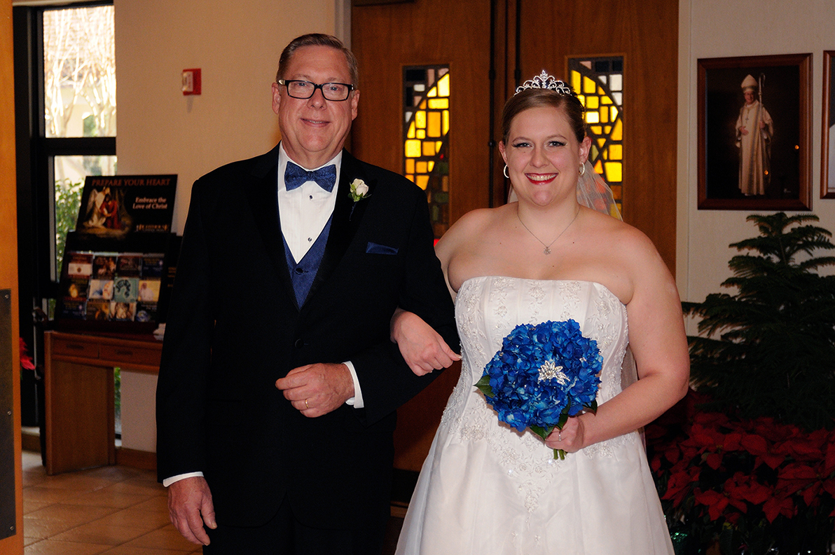 dad walking daughter down the isle